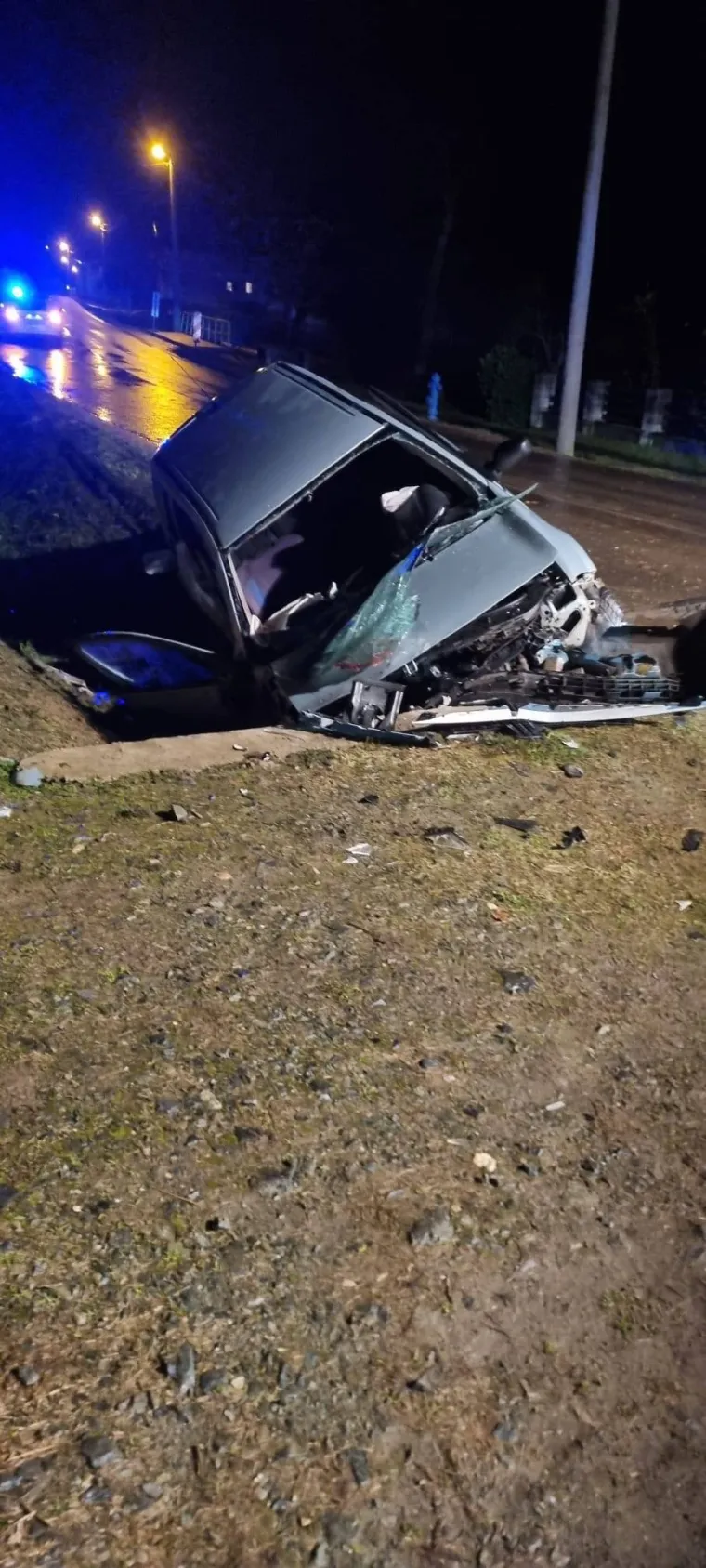Stravične fotografije s ceste kraj Novske: Auto potpuno smrskan u jarku, vozač poginuo
