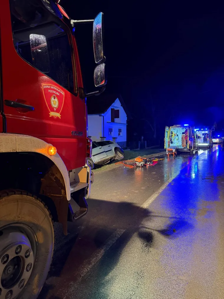 Stravične fotografije s ceste kraj Novske: Auto potpuno smrskan u jarku, vozač poginuo