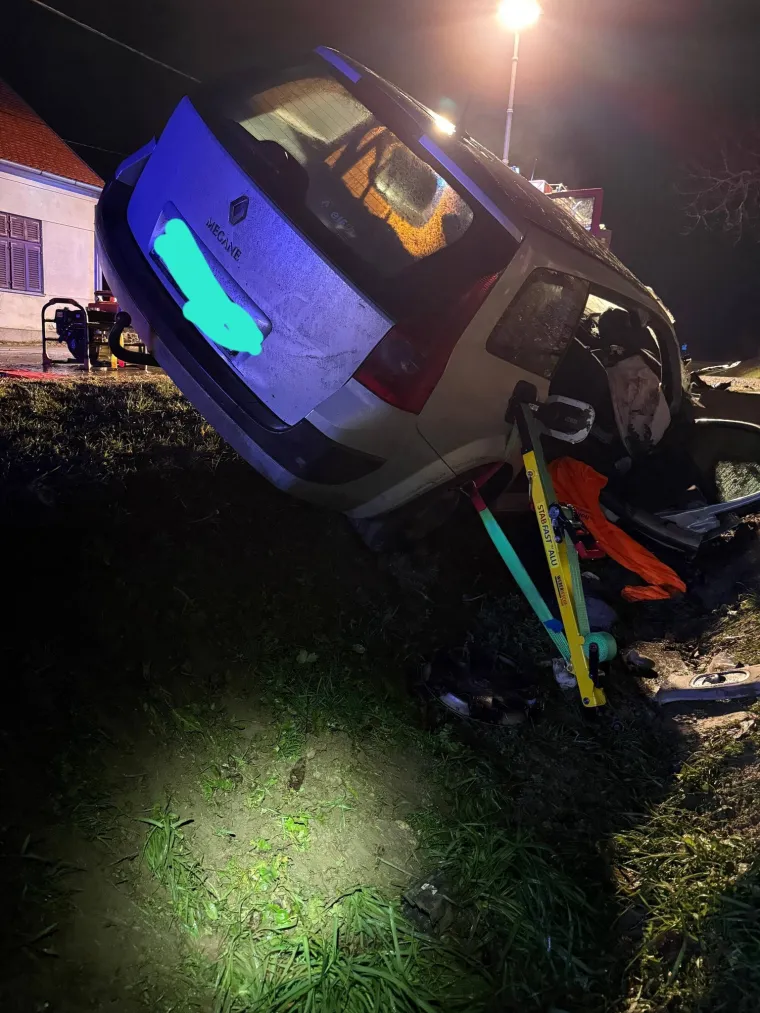 Stravične fotografije s ceste kraj Novske: Auto potpuno smrskan u jarku, vozač poginuo