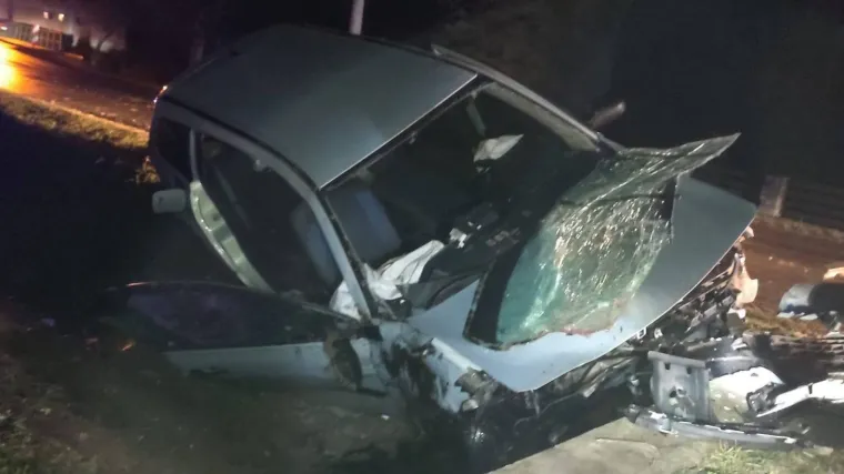Stravične fotografije s ceste kraj Novske: Auto potpuno smrskan u jarku, vozač poginuo