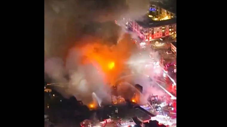 Buktinja u Denveru: Vatrogasci se bore s požarom veličine gradskog bloka, ljudi evakuirani