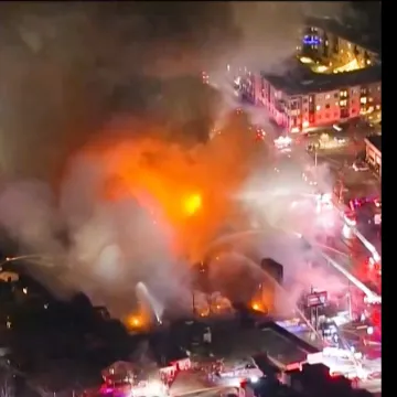 Buktinja u Denveru: Vatrogasci se bore s požarom veličine gradskog bloka, ljudi evakuirani