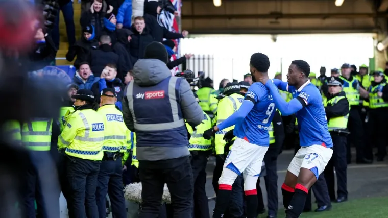 Kakva ludnica! Najže&scaron;ći nogometni derbi zavr&scaron;io preokretom za apsolutni kaos na tablici