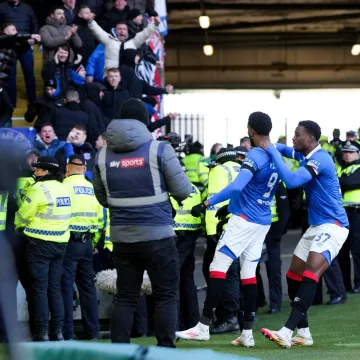 Kakva ludnica! Najže&scaron;ći nogometni derbi zavr&scaron;io preokretom za apsolutni kaos na tablici