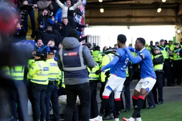 Kakva ludnica! Najže&scaron;ći nogometni derbi zavr&scaron;io preokretom za apsolutni kaos na tablici