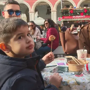 Splićani i brojni turisti iskoristili subotu prije ki&scaron;nog 'potopa': 'Jo&scaron; nije pao adventski duh'