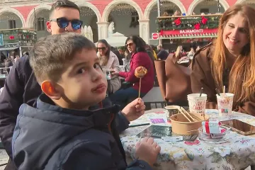 Splićani i brojni turisti iskoristili subotu prije ki&scaron;nog 'potopa': 'Jo&scaron; nije pao adventski duh'