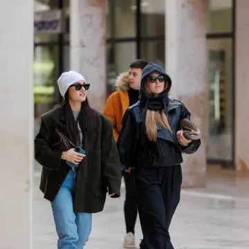 Kad prođu crna i plava: Nema tko se nije okrenuo za ovim dvjema ljepotica iz Zadra