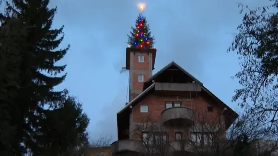 Tradicija duga 38 godina: Ova obitelj iz Zagreba postavlja božićnu jelku na vrh svoje kuće