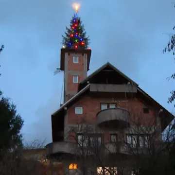 Tradicija duga 38 godina: Ova obitelj iz Zagreba postavlja božićnu jelku na vrh svoje kuće