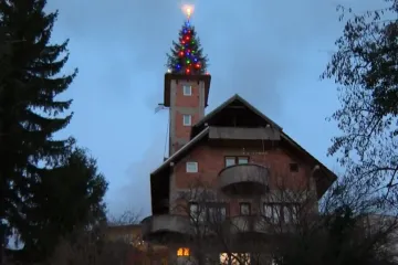 Tradicija duga 38 godina: Ova obitelj iz Zagreba postavlja božićnu jelku na vrh svoje kuće