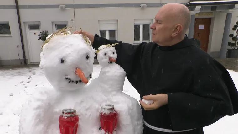 Gvardijan lopatom napravio 'Snježnog svetog Antuna', vjernici odu&scaron;evljeni: 'Ovo je na&scaron;a radost!'