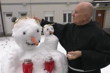 Gvardijan lopatom napravio 'Snježnog svetog Antuna', vjernici odu&scaron;evljeni: 'Ovo je na&scaron;a radost!'