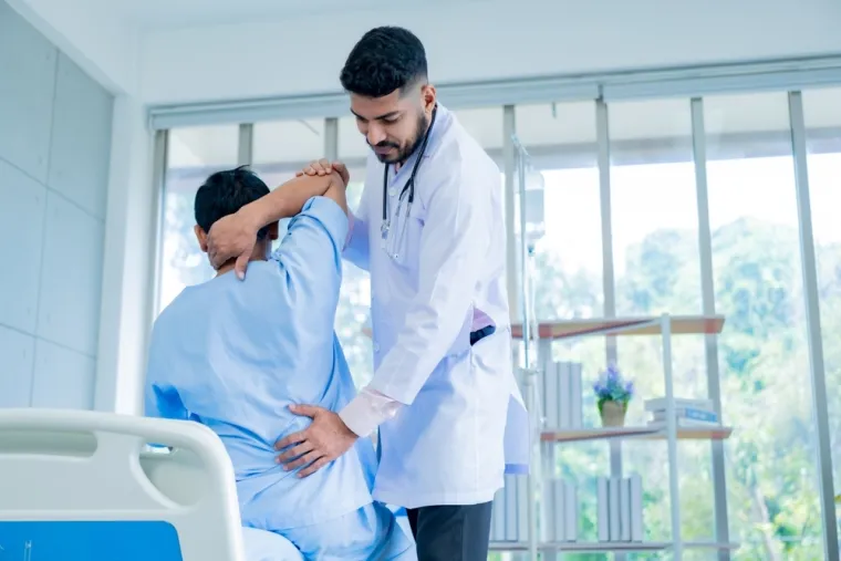 Kirurzi upozoravaju: Ovaj udobni zimski odjevni predmet može uzrokovati bolove u leđima