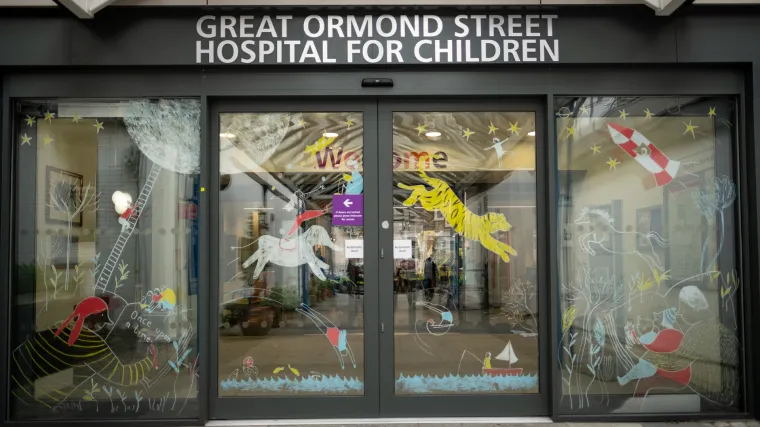 Skandal u uglednoj britanskoj dječjoj bolnici! Kirurg ozlijedio desetke djece lo&scaron;im operacijama