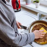 Mučite se sa starom tavom? Zasjat će kao nova uz jedan jednostavan trik za či&scaron;ćenje