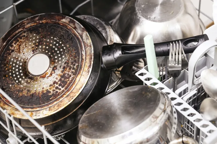 Mučite se sa starom tavom? Zasjat će kao nova uz jedan jednostavan trik za či&scaron;ćenje