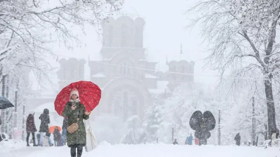 Kaos kod susjeda zbog snijega: Tisuće bez struje, letovi kasne, ljude morali evakuirati
