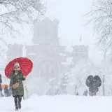 Kaos kod susjeda zbog snijega: Tisuće bez struje, letovi kasne, ljude morali evakuirati