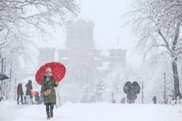 Kaos kod susjeda zbog snijega: Tisuće bez struje, letovi kasne, ljude morali evakuirati