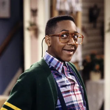 Steve Urkel jesi li to ti? Nekad su žene bježale od njega, a danas mu se bacaju u zagrljaj