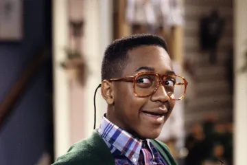 Steve Urkel jesi li to ti? Nekad su žene bježale od njega, a danas mu se bacaju u zagrljaj