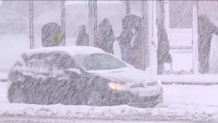 Kaos na cestama, tisuće bez struje: Izvanredno stanje zbog snijega kod susjeda! Doslovno ih je zatrpao