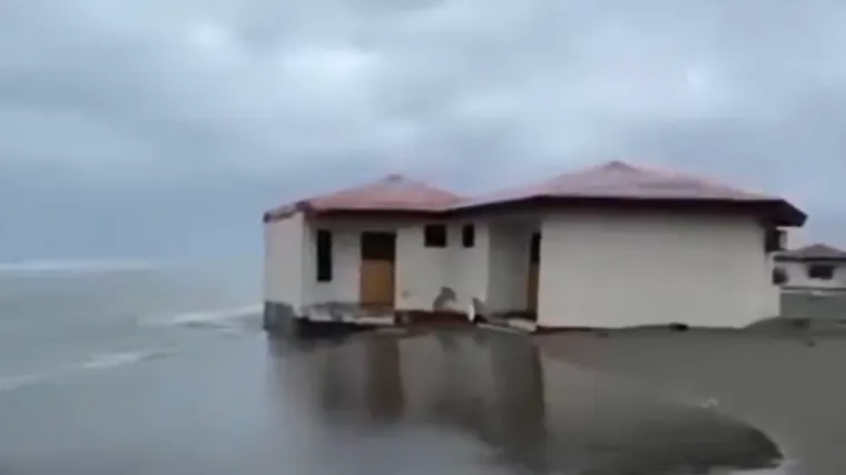 'Kakva katastrofa, more odnosi kućice': &Scaron;iri se dramatična snimka iz jadranskog bisera