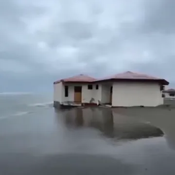 'Kakva katastrofa, more odnosi kućice': &Scaron;iri se dramatična snimka iz jadranskog bisera