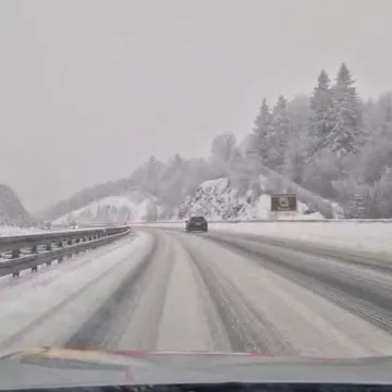 Reporter Boris Mi&scaron;ević pokazao stanje na autocesti: 'I moćniji auti su spustili brzinu'