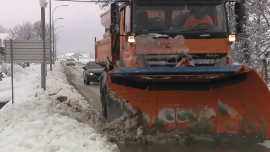 Snijeg potpuno zabijelio istok Hrvatske: Zimske službe na terenu