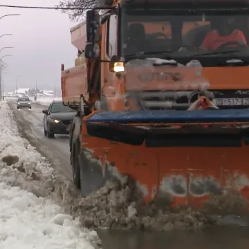Snijeg potpuno zabijelio istok Hrvatske: Zimske službe na terenu