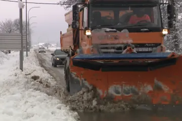 Snijeg potpuno zabijelio istok Hrvatske: Zimske službe na terenu