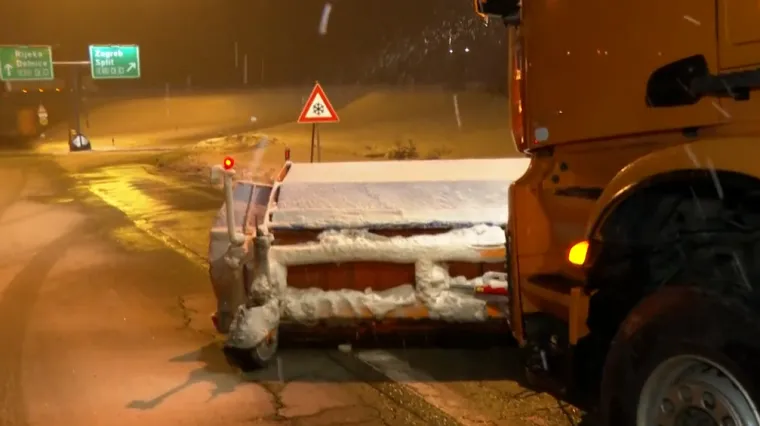 Snijeg otežava promet prema Rijeci, HAC poručuje: Autocesta je prohodna, ali uz oprez