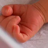 Skočile naknade za novorođenčad na hrvatskom otoku, za prvo dijete roditelji će dobiti 600 eura