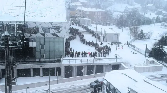 Nevjerojatno pred Žičarom! Pogledajte koliki je red: Svi žele na Sljeme, a snijega k'o u priči