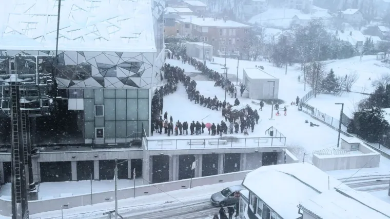 Nevjerojatno pred Žičarom! Pogledajte koliki je red: Svi žele na Sljeme, a snijega k'o u priči