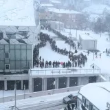 Nevjerojatno pred Žičarom! Pogledajte koliki je red: Svi žele na Sljeme, a snijega k'o u priči