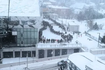 Nevjerojatno pred Žičarom! Pogledajte koliki je red: Svi žele na Sljeme, a snijega k'o u priči