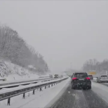 Nevjerojatno na autoputu! Tri vozila zarotirala se na cesti, vozači oprez!