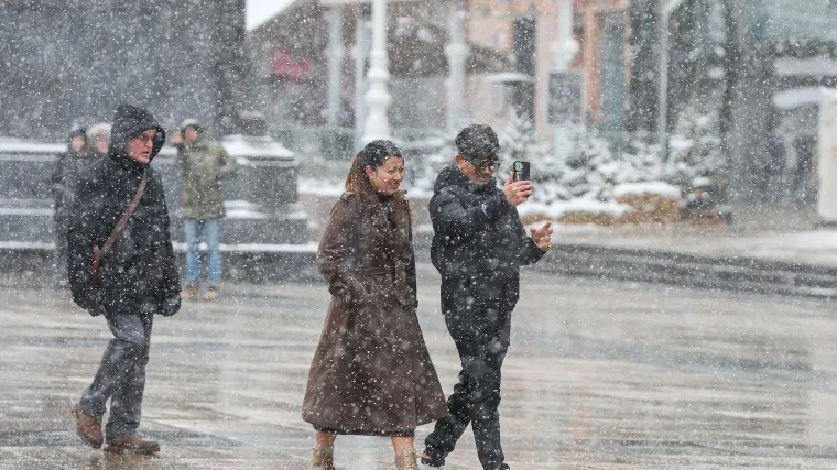 Ma niti snijeg im ne smeta da uživaju: Evo kakva atmosfera je danas bila u centru Zagreba