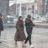 Ma niti snijeg im ne smeta da uživaju: Evo kakva atmosfera je danas bila u centru Zagreba