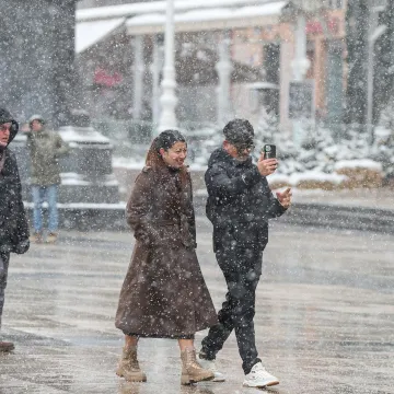 Ma niti snijeg im ne smeta da uživaju: Evo kakva atmosfera je danas bila u centru Zagreba