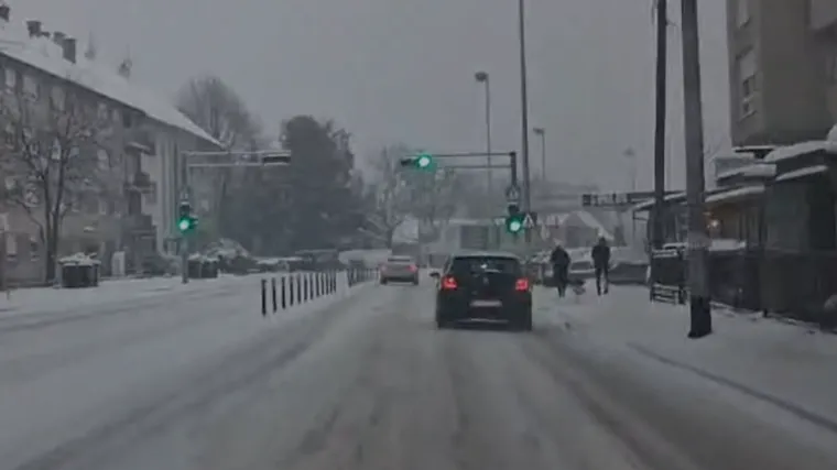 Snijeg radi probleme u Zagrebu: Na terenu 245 ekipa Zimske službe, u III. stupnju pripravnosti su'