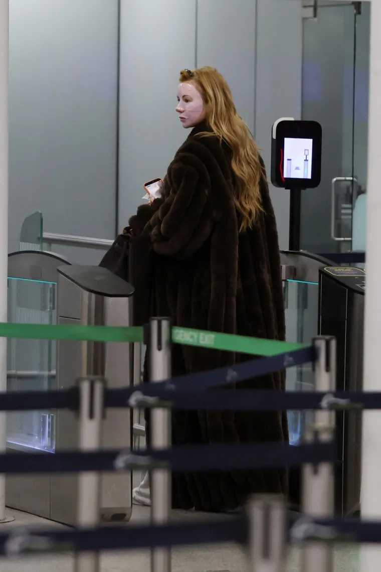 &Scaron;to se dogodilo s licem?! Poznata ljepotica se pojavila u neprepoznatljivom izdanju