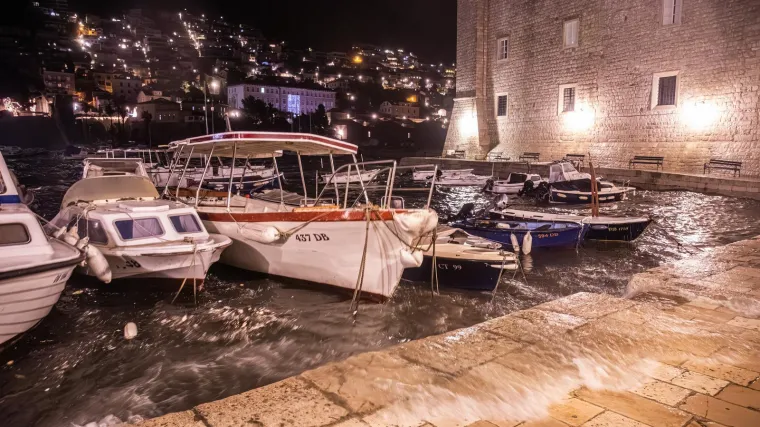 Katastrofa u Dubrovniku! Sru&scaron;ena stabla, le&scaron;ine u gradskoj luci, voda opasna za piće