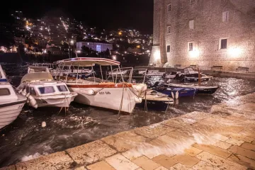 Katastrofa u Dubrovniku! Sru&scaron;ena stabla, le&scaron;ine u gradskoj luci, voda opasna za piće