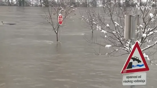Poplave i klizi&scaron;ta, 15.000 ljudi ostalo bez struje, rijeka odnijela most! 'Oni su odsječeni'