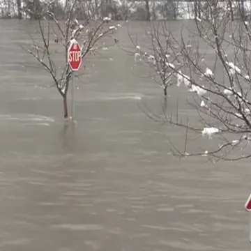 Poplave i klizi&scaron;ta, 15.000 ljudi ostalo bez struje, rijeka odnijela most! 'Oni su odsječeni'