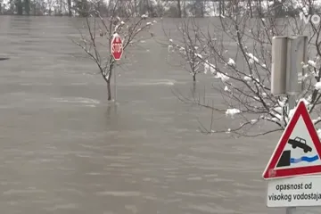 Poplave i klizi&scaron;ta, 15.000 ljudi ostalo bez struje, rijeka odnijela most! 'Oni su odsječeni'
